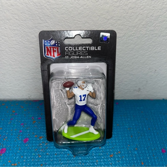 New Collection of 5 NFL figures 2023 Patrick Mahomes Dak Prescott Josh Allen etc - Picture 6 of 9